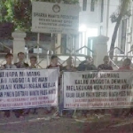 Aksi warga bela kunker DPRD Jombang yang beredar luas.