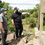 Bupati Kediri, Hanindhito Himawan Pramana, saat meninjau pembangunan jembatan Ngadi beberapa waktu lalu. Foto: Ist