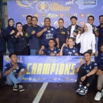 Ketua AMPI Jatim, Junartha Yusuf, bersama pemenang turnamen futsal yang digelar Afkab.