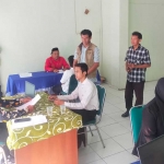 Ketua Bawaslu Kabupaten Pasuruan Ari Yunianto saat memantau tahapan seleksi anggota PPS di Kecamatan Gempol.