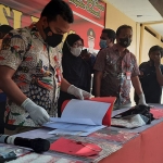 Polres Tuban saat menggelar konferensi pers terkait oknum perangkat desa yang menggelar pesta sabu-sabu di kosan.