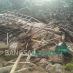 Kondisi rumah milik Surip dan Wakiran yang roboh tertimpa angin kencang. foto: INTAN/ BANGSAONLINE
