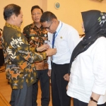 Kepala BKD Pemkab Gresik Nadlif disaksikan Bupati Sambari saat mengalungkan tanda peserta diklat.