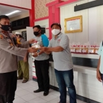 
Wartawan HARIAN BANGSA saat menerima bantuan vitamin dari Polres Bangkalan di Mapolres Bangkalan, Sabtu (13/6).