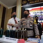 AKBP Wiwit Ariwibisono menunjukkan BBM oplosan saat konferensi pers, Jumat (22/4).