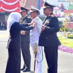 Gubernur Jatim Khofifah Indar Parawansa saat menyematkan lencana Jer Basuki Mawa Bea kepada Pangkoarmada Laksamana Muda TNI Mintoro Yulianto.