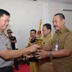 ?

Kapolres Ponorogo AKBP Iwan Kurniawan menyerahkan hadiah kepada pemenang tertib lalu lintas tingkat SMA se Ponorogo. foto:aris yudi santoso/BANGSAONLINE