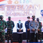 Gubernur Jawa Timur Khofifah Indar Parawansa saat mendampingi Panglima TNI Marsekal Hadi Tjahjanto dan Kapolri Jenderal Polisi Listyo Sigit Prabowo yang meninjau pelaksanaan 