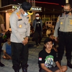 Kapolresta Sidoarjo Kombes Pol. Sumardji saat meminta keterangan salah satu pemuda yang terjaring razia balap liar.