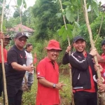 Ketua DPC PDIP Kota Batu Punjul Santoso bersama Anggota DPRD Kota Batu dari Fraksi PDIP melakukan penanaman bibit pohon. 