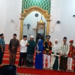 Machfud Arifin, pengasuh pondok dan tamu undangan foto bersama di dalam masjid Muhammad Nur Hamzah.