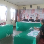 Suasana sidang di Bawaslu Blitar.