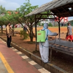 Satgas Lapas Pamekasan sedang melakukan penyemprotan disinfektan di balai warga binaan.