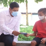 Wali Kota Kediri Abdullah Abu Bakar saat bersama seorang anak. foto: ist.