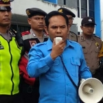Dirut PDAM Jember Ady Setyawan saat menemui mahasiswa yang melakukan unjuk rasa, Senin (8/4) kemarin.