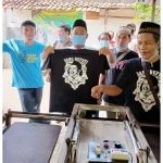 Gus Yani menunjukkan kaos bertuliskan Sang Bupati hasil Fira Sablon. foto: ist.