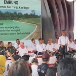 Menteri Pertanian RI Andi Amran Sulaiman saat mendemonstrasikan alat mesin pertanian canggih di hadapan para petani se-Kabupaten Kediri. foto: ARIF KURNIAWAN/ BANGSAONLINE