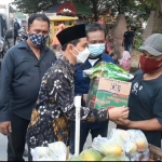 Gus Barra saat membagikan paket sembako kepada pedagang sayuran keliling.