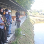 LAUNCHING: Wabup Nur Ahmad Syaifuddin saat mencoba memancing di wisata pemancingan milik BUMDes Desa Ketapang, Sabtu (27/6). foto: ist