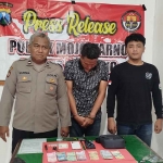 Pelaku dan barang bukti saat di Mapolsek Mojowarno.