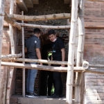 CAGAR BUDAYA: Achmad Amir Aslichin saat berkunjung ke Candi Dermo di Desa Candinegoro Wonoayu, belum lama ini. foto: ist.