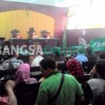 Masyarakat saat menyaksikan jalannya sidang gugatan ijazah palsu Cabup Kediri. foto: dendi martoni/ BANGSAONLINE