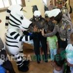 Badut Polisi dan Zebra yang sedang menghibur anak-anak eks gafatar. foto: rony suhartomo/ BANGSAONLINE