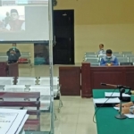 Pelaksanaan sidang dugaan korupsi APBDes secara virtual. foto: Dok/ BAMBANG/ BANGSAONLINE