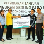 Direktur Keuangan PG Pardiman saat peletakan batu pertama pembangunan gedung PAUD di Desa Room, Manyar. foto: SYUHUD/ BANGSAONLINE