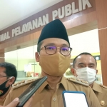 R. Abdul Latif Imron Amin, Bupati Bangkalan saat memberikan keterangan terkait belum dapat beroperasinya kantor imigrasi di Mal Pelayanan Publik, Senin (1/2/2021).