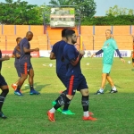 Para pemain Madura United saat mencoba lapangan.