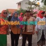 Kepala Desa Kandangan, Fenta Aquarista, didampingi istri, dan Camat Cerme, Umar Hasyim, bersama istrinya saat mengikuti karnaval HUT ke-78 RI. Foto: SYUHUD/BANGSAONLINE