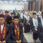 Para hafidz dan hafidzah SMP Unggulan Fullday dan SMP Unggulan Berbasis Pesantren (BP) Pondok Pesantren Amanatul Ummah dalam acara wisuda tahfdiz perdana di Kantor JKSN Jalan Siwalankerto Utara Surabaya, Rabu(10/6/2026). Foto: mma/bangsaonline