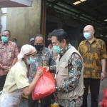 DAMPAK COVID-19: Wabup Nur Ahmad menyerahkan bantuan sembako kepada buruh korban PHK di Sidoarjo, Selasa (12/5). foto: ist
