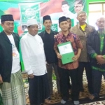 Mantan wali kota Kediri Samsul Ashar saat menyerahkan berkas kepada ketua Rois Syuriah DPC PKB Kota Kediri KH. Muzer zaidib didampingi anggota DPR-RI KH. An