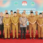 Wali Kota Pasuruan Saifullah Yusuf (Gus Ipul) bersama Wakil Wali Kota Pasuruan Adi Wibwo (Mas Adi) foto bersama usai mengikuti sosialisasi pelaksanaan Survei Penilaian Integritas (SPI) KPK RI di Pendopo Kabupaten Pasuruan, Senin (05/09/2022) pagi.