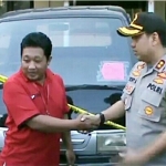 Agus bersalaman dengan Kapolres Malang Kota AKBP Dony Alexander usai mengambil kendaraannya.