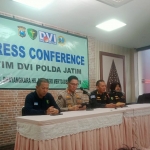 Konferensi pers DVI Polda Jatim terkait perkembangan identifikasi jenazah korban tragedi Ponpes Al Khoziny