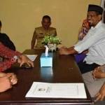 Shaleh SH MH (berbaju batik) saat mengembalikan formulir pendaftaran di KPU. Foto: hadi prayitno/BANGSAONLINE
