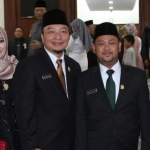 Fandi Akhmad Yani (dua dari kanan) beserta istri dan Asluchul Alif beserta istri saat menghadiri pelantikan di DPRD Gresik. Foto: Ist.