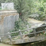 Jembatan yang merupakan akses jalan dari Desa Palengaan Laok ke Palengaan Daya terputus dihempas banjir bandang pada Minggu (7/4) sore.