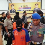 Tukul dan para tersangka lain saat dirilis Mapolres Jombang, Selasa (22/8/2017). foto: ROMZA/ BANGSAONLINE