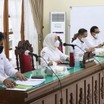 Bupati Bojonegoro Anna Mu’awanah melakukan audiensi dengan perwakilan kepala desa di Ruang Prasmanan Rumah Dinas, Jumat (20/8/2021). (foto: ist)