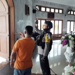 Kapolres Gresik AKBP Wahyu Sri Bintoro saat cek CCTV di Gereja Katolik ST. Perawan Maria. Foto: SYUHUD A/BANGSAONLINE