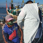 Polresta Banyuwangi menggelar vaksinasi door to door kepada para petani dan nelayan di wilayah pesisir Muncar. (foto: ist)