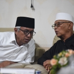 Gus Qowim (kiri) dan KH Anwar Iskandar, Pengasuh Ponpes Al-Amien, Ngasinan. (Ist).