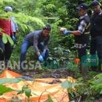 EVAKUASI: Petugas Polres Bojonegoro saat mengevakuasi tengkorak pelajar SMKN Dander. foto: eky nurhadi/ BANGSAONLINE