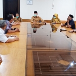 Wabup Qosim ketika menemui perwakilan pendemo. foto: SYUHUD/ BANGSAONLINE