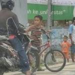 Aksi Daffa menghadang pelanggar lalin di atas trotoar.