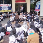 Suasana istighosah yang digelar GTT/PTT di halaman kantor DPRD Jember.